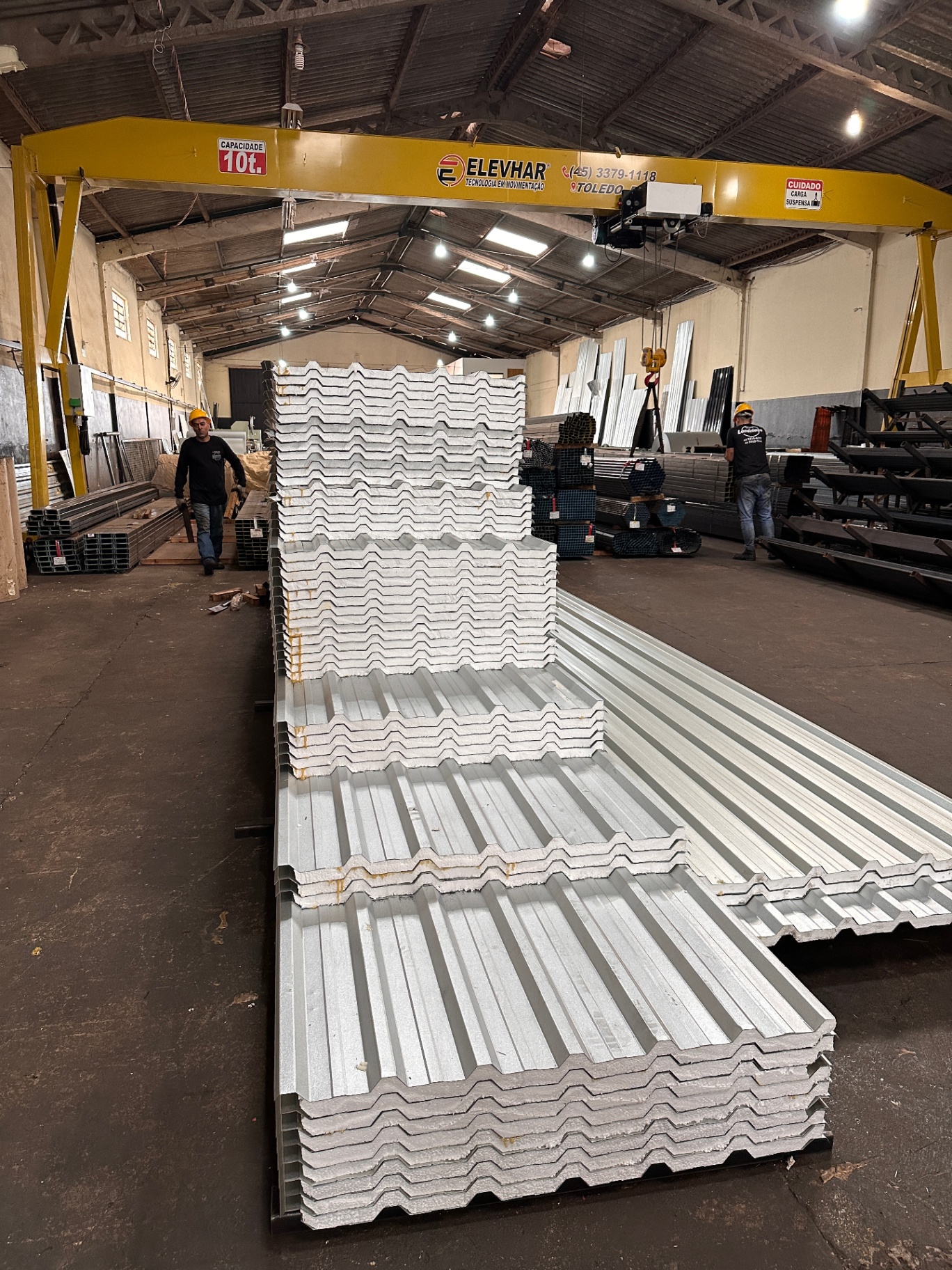 Equipamento industrial da HM Metais com tubos metálicos prontos para processamento.