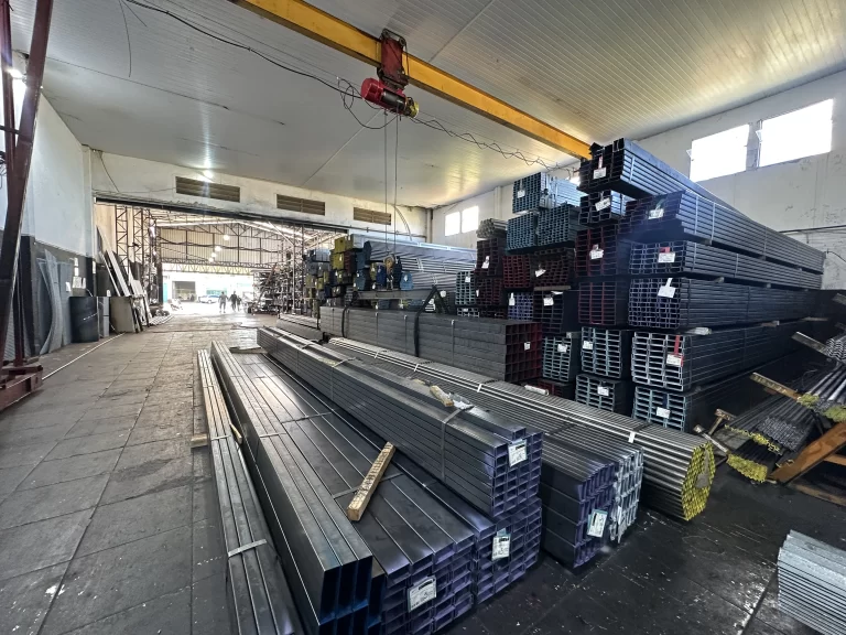 Ponte rolante e metalon em estoque